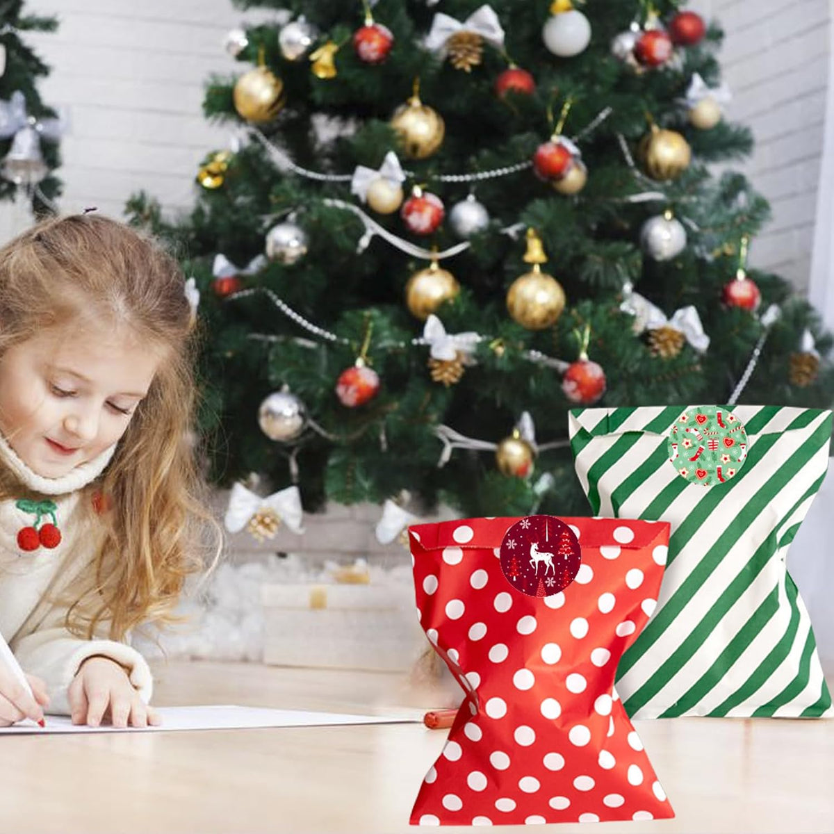 SIMSHOTUS 24 Pcs 5 x 7 Inches Christmas Treat Goodie Bags with 24 Pcs Seal Stickers,Christma Snack Bag,Kraft Paper Gift Bags for Holiday,Buffet Paper Bag,Holiday Christmas Party Favors